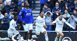 Chelsea Secure Victory as Neto Scores Twice, While Martinez Suffers Head Injury in Clash with Everton Defender